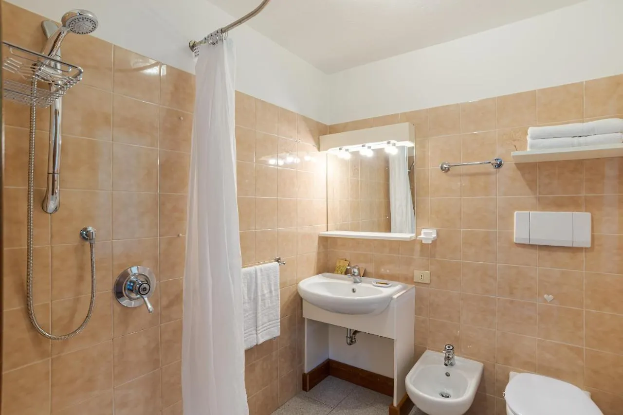 Cori Apartments Менаджо